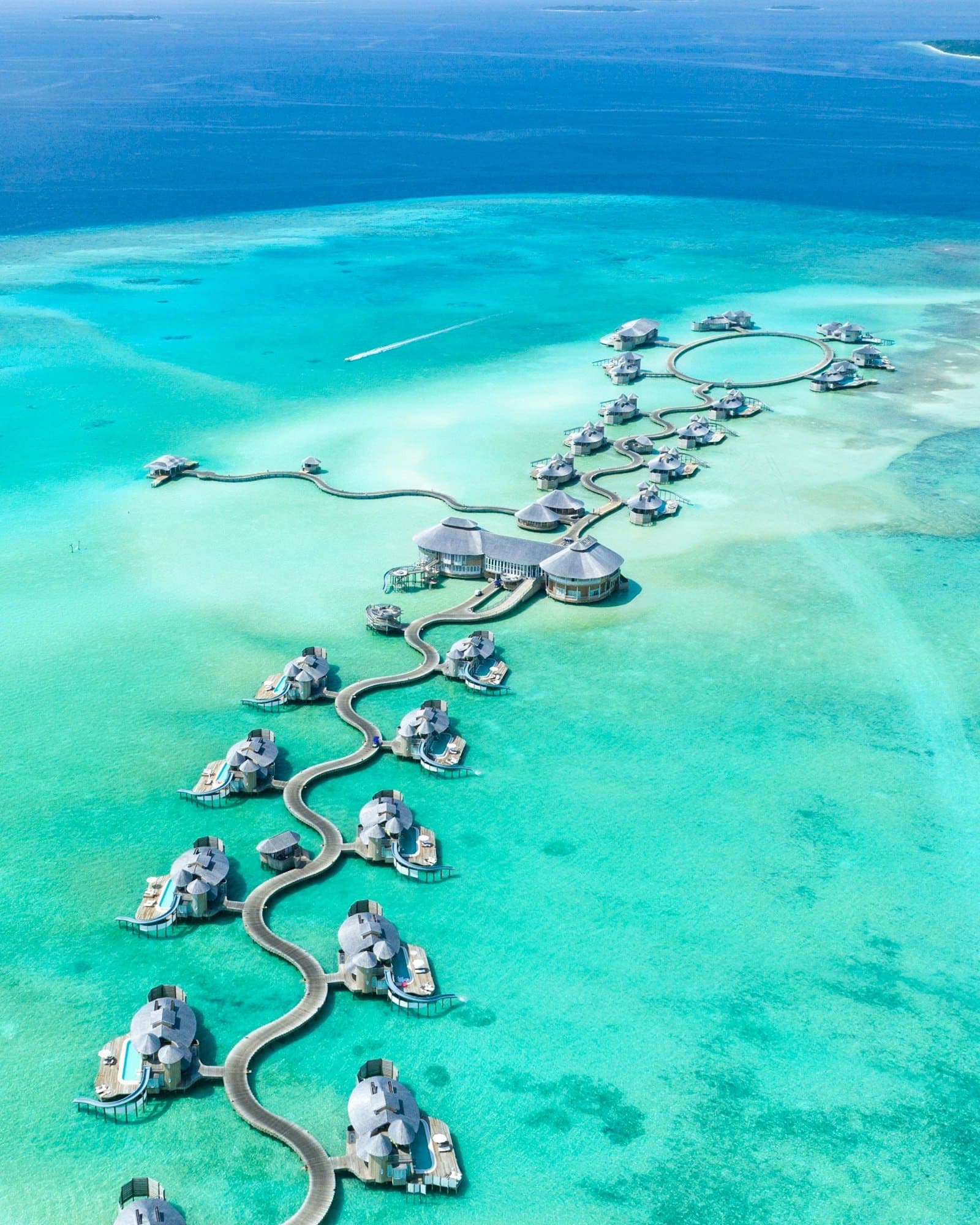 Overwater-Villen einer Malediven-Insel aus der Luft