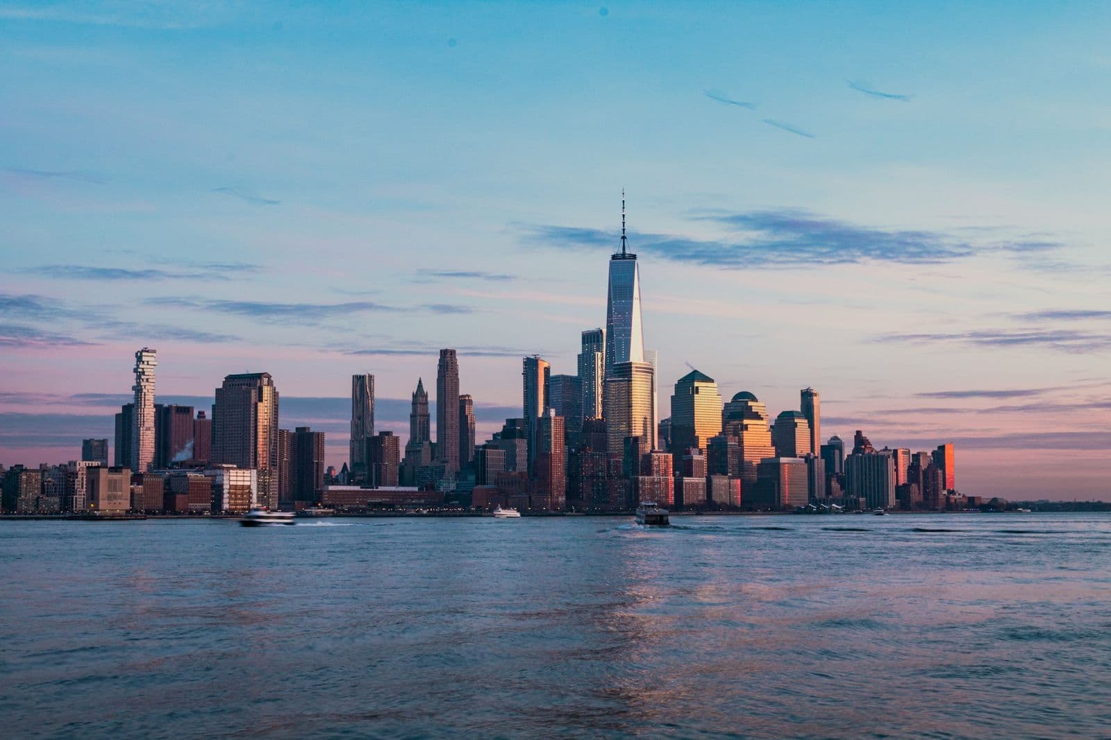 Skyline von Lower Manhattan im Morgenlicht, vom Hudson aus gesehen